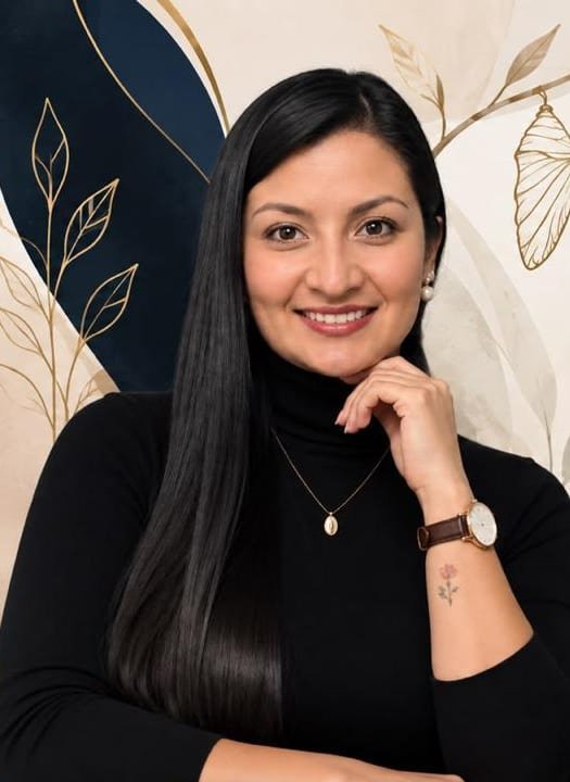 Ximena Ibáñez, psicóloga clínica, sonriendo en su retrato profesional